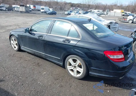 2010 Mercedes-Benz C 300 Sport 4Matic z USA, uszkodzony, nr VIN WDDGF8BB5AR114461